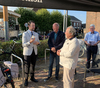 Burgemeester Van Duijn krijgt de miniatuur voor 2024 overhandigd tijdens het 10 Jarig Jubileum